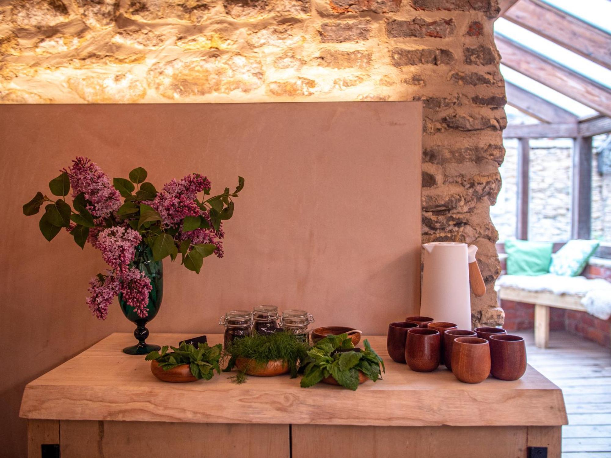 Large Country Cottage, Sleeps 8 - Facilities, Garden Bar, Catering Services, Free Parking, Nature Reserve, Hen Parties