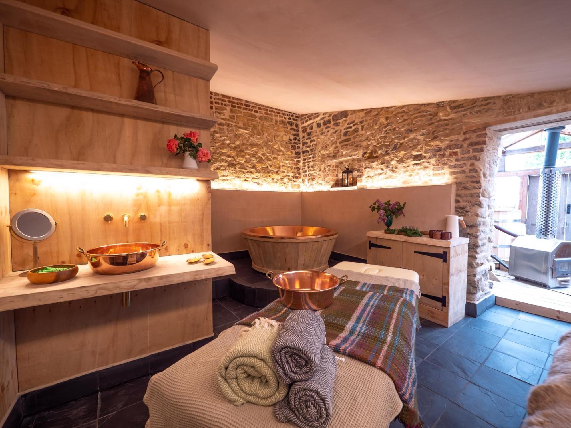 Large Country Cottage, Sleeps 8 - Facilities, Garden Bar, Catering Services, Free Parking, Nature Reserve, Hen Parties Scunthorpe