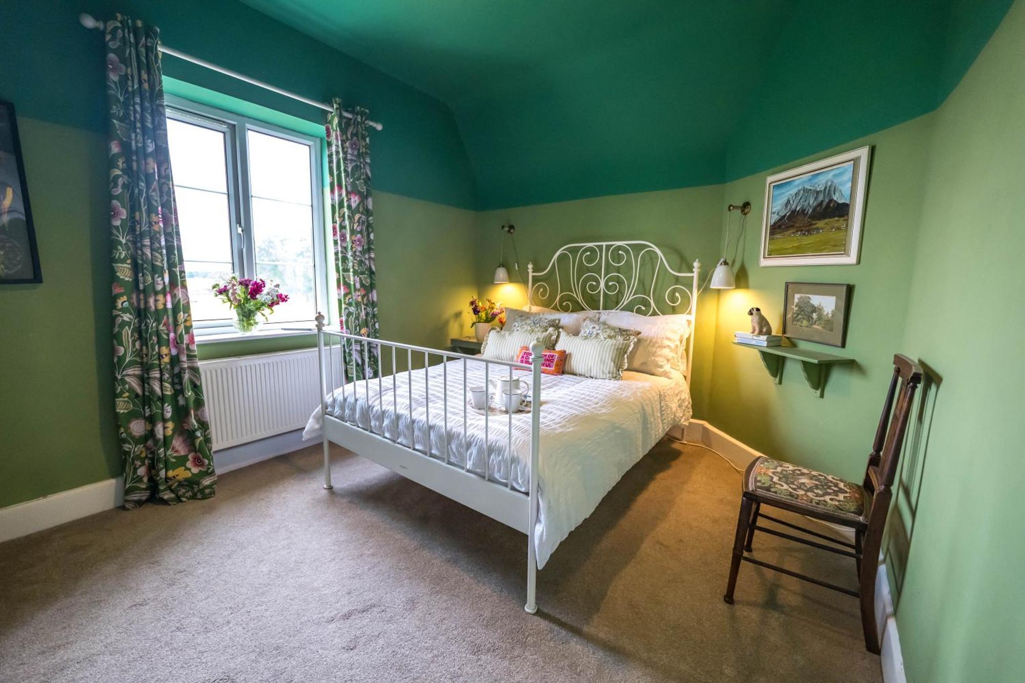 Large Country Cottage, Sleeps 8 - Facilities, Garden Bar, Catering Services, Free Parking, Nature Reserve, Hen Parties Scunthorpe