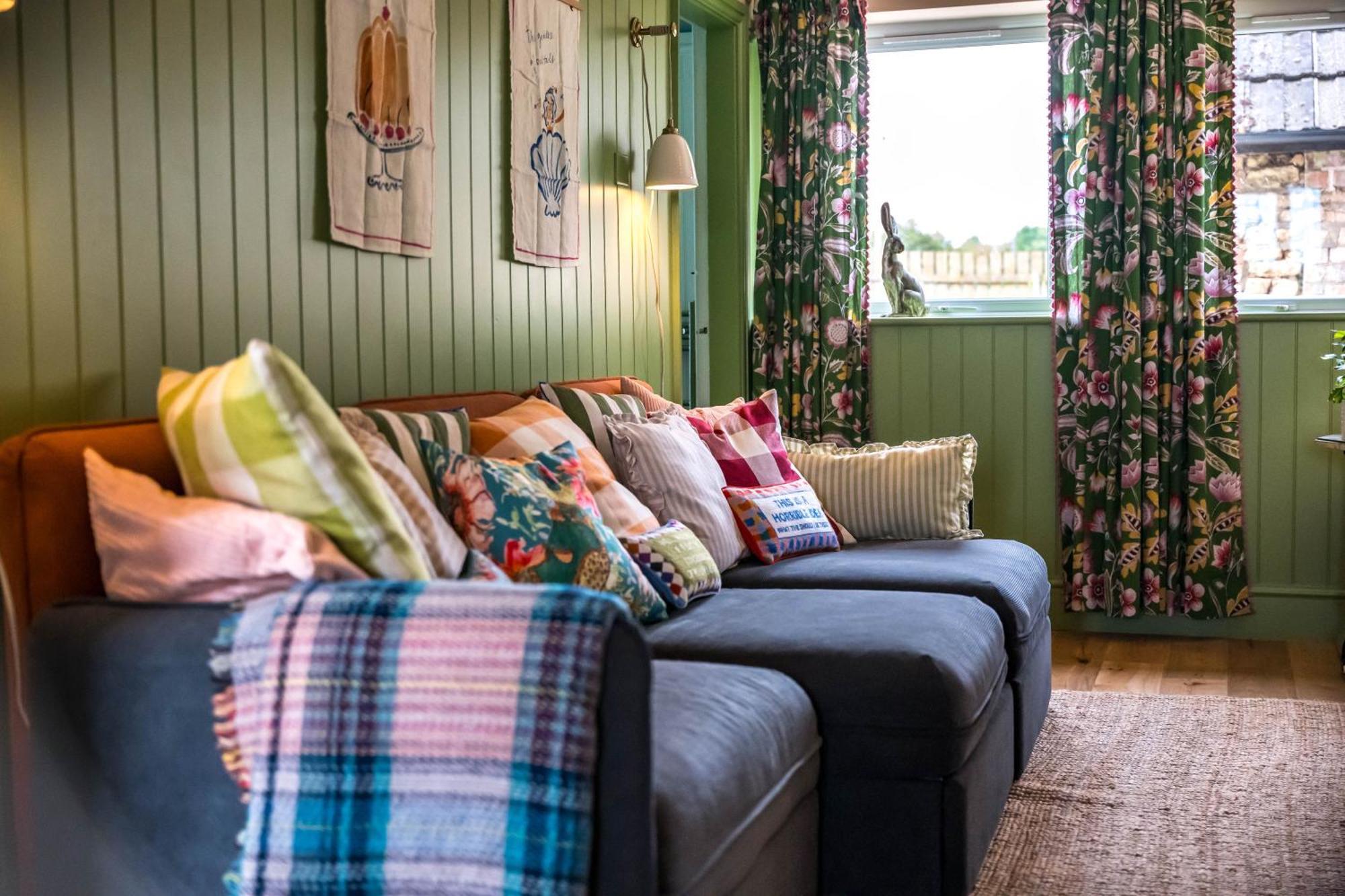 Large Country Cottage, Sleeps 8 - Facilities, Garden Bar, Catering Services, Free Parking, Nature Reserve, Hen Parties * Scunthorpe