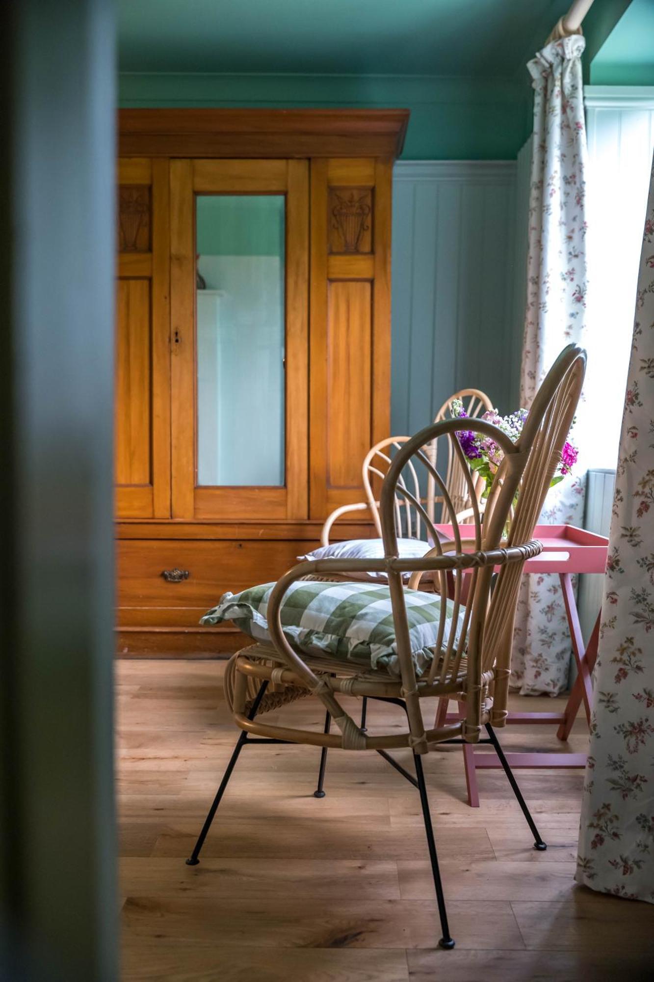 Large Country Cottage, Sleeps 8 - Facilities, Garden Bar, Catering Services, Free Parking, Nature Reserve, Hen Parties Apartment