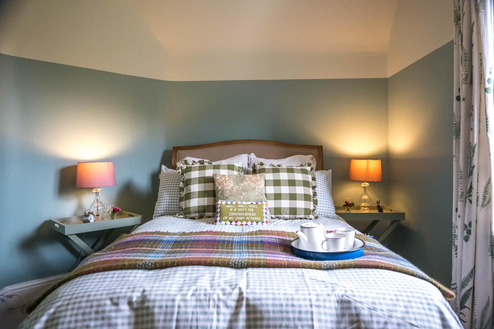 Large Country Cottage, Sleeps 8 - Facilities, Garden Bar, Catering Services, Free Parking, Nature Reserve, Hen Parties Apartment Scunthorpe