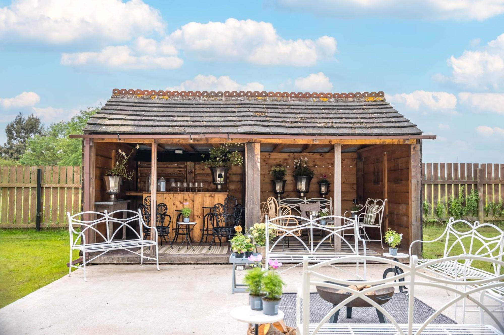 Large Country Cottage, Sleeps 8 - Facilities, Garden Bar, Catering Services, Free Parking, Nature Reserve, Hen Parties Scunthorpe