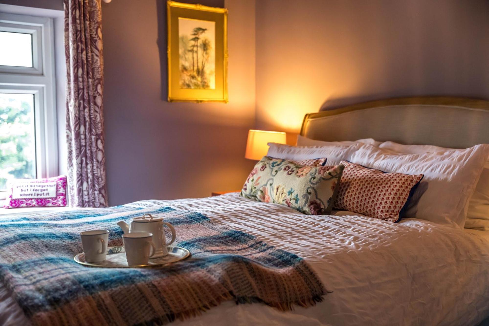 Large Country Cottage, Sleeps 8 - Facilities, Garden Bar, Catering Services, Free Parking, Nature Reserve, Hen Parties Apartment Scunthorpe