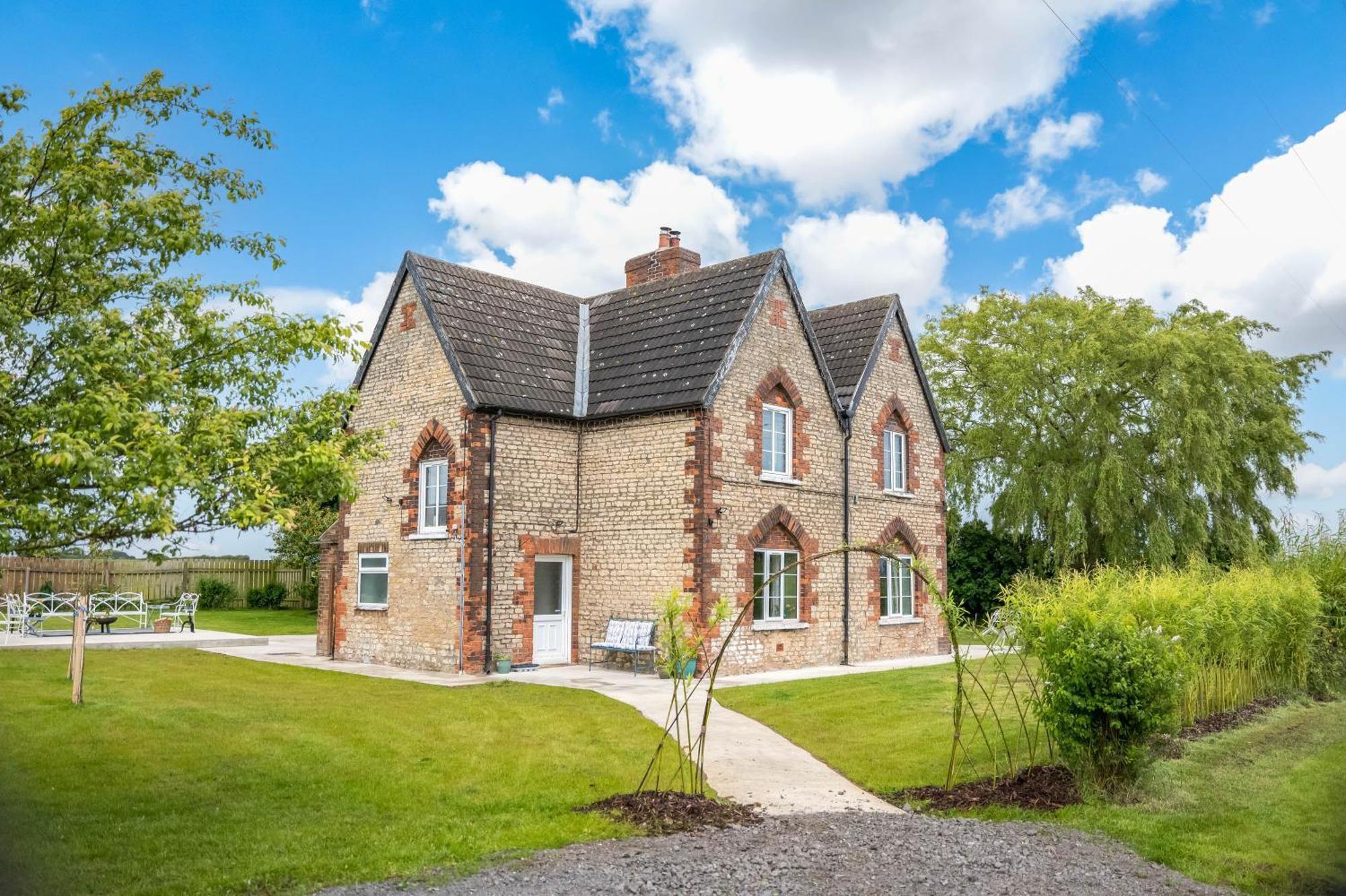 Large Country Cottage, Sleeps 8 - Facilities, Garden Bar, Catering Services, Free Parking, Nature Reserve, Hen Parties Apartment