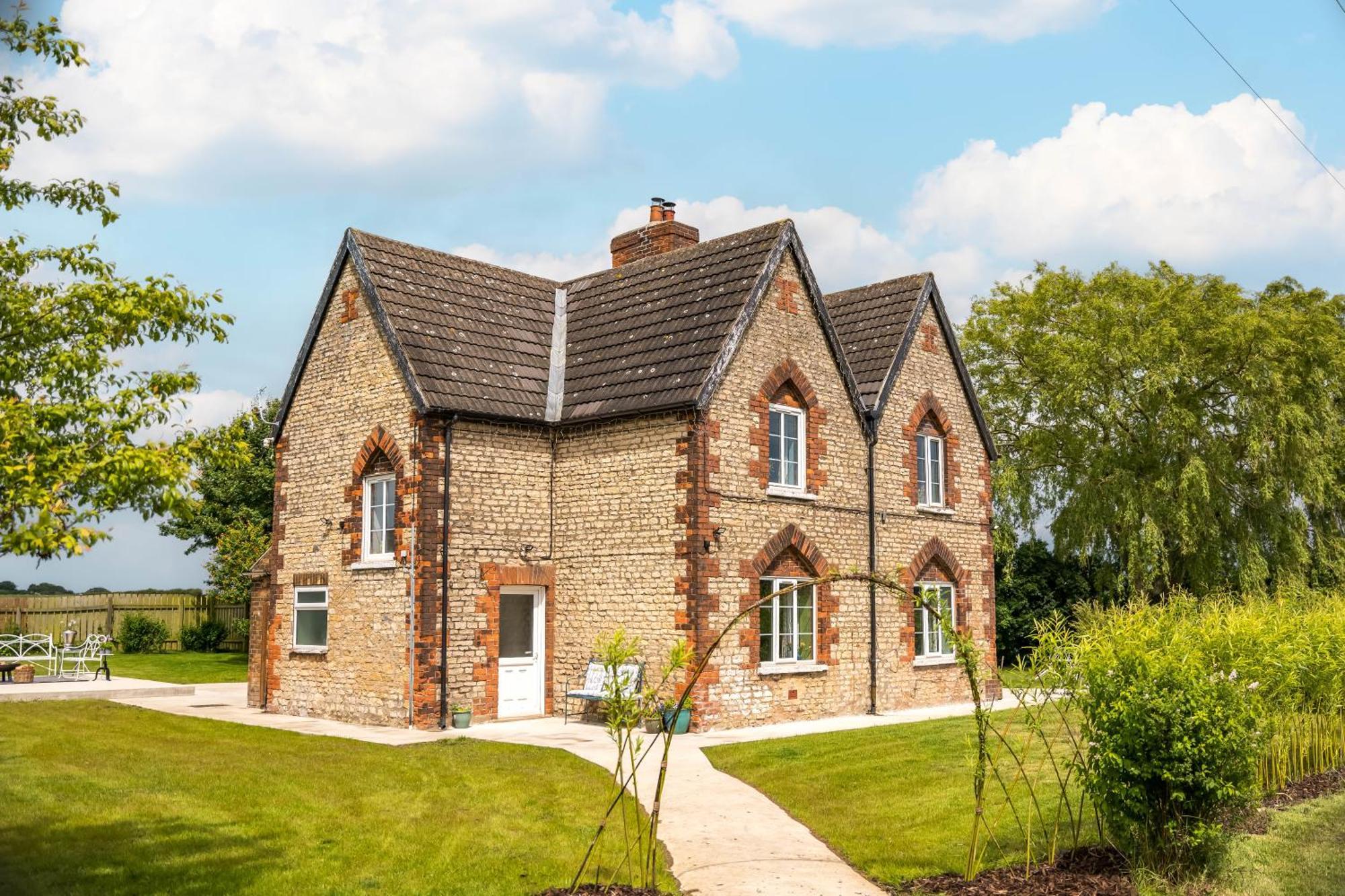 Large Country Cottage, Sleeps 8 - Facilities, Garden Bar, Catering Services, Free Parking, Nature Reserve, Hen Parties Apartment Scunthorpe