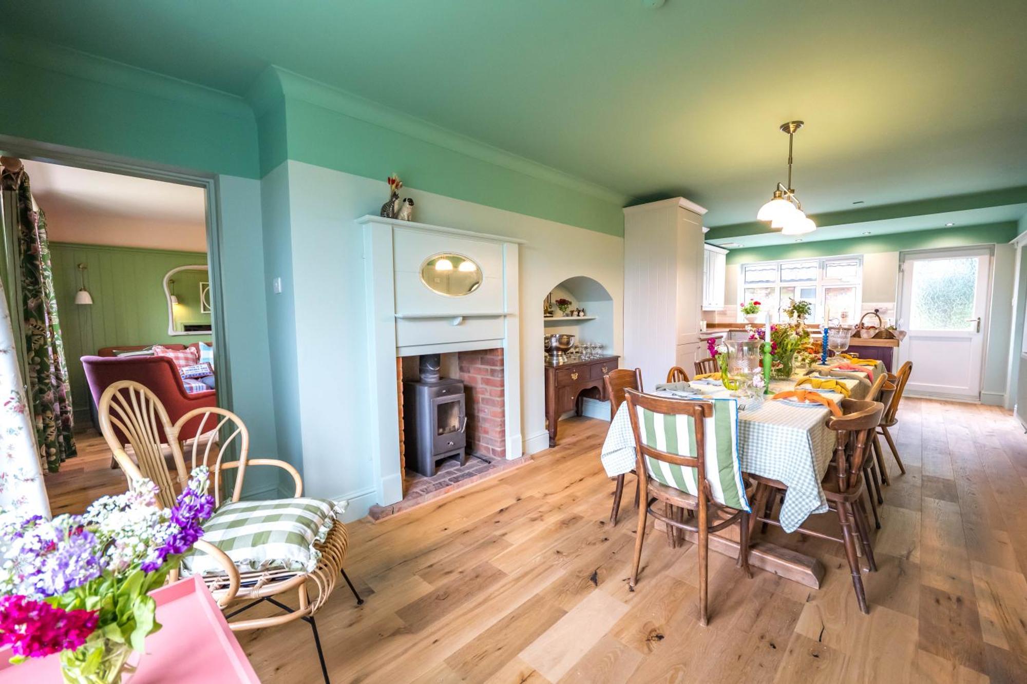 Large Country Cottage, Sleeps 8 - Facilities, Garden Bar, Catering Services, Free Parking, Nature Reserve, Hen Parties *