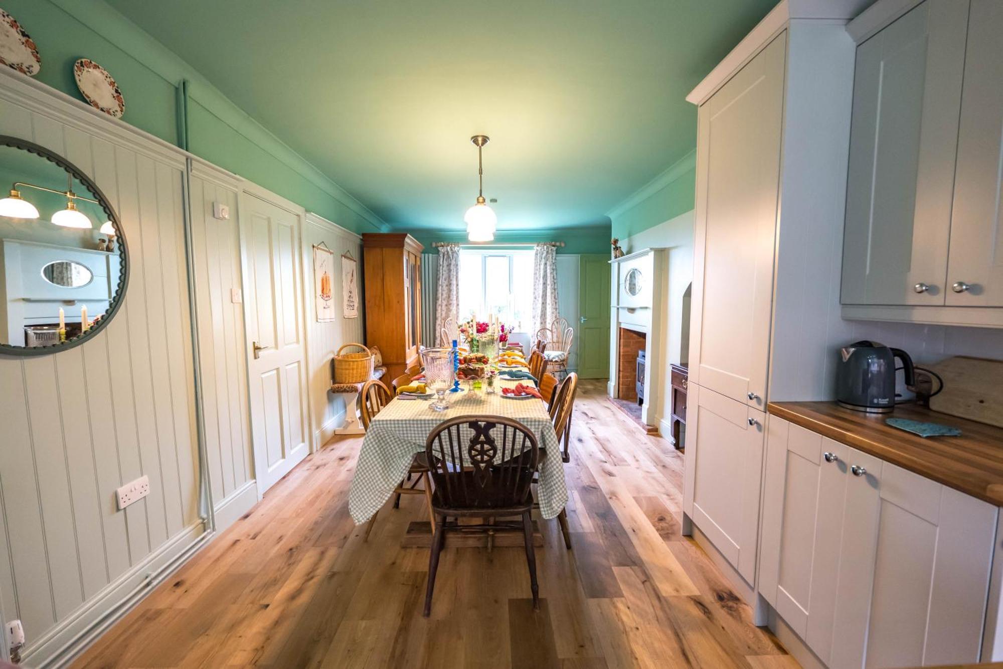 Large Country Cottage, Sleeps 8 - Facilities, Garden Bar, Catering Services, Free Parking, Nature Reserve, Hen Parties Apartment